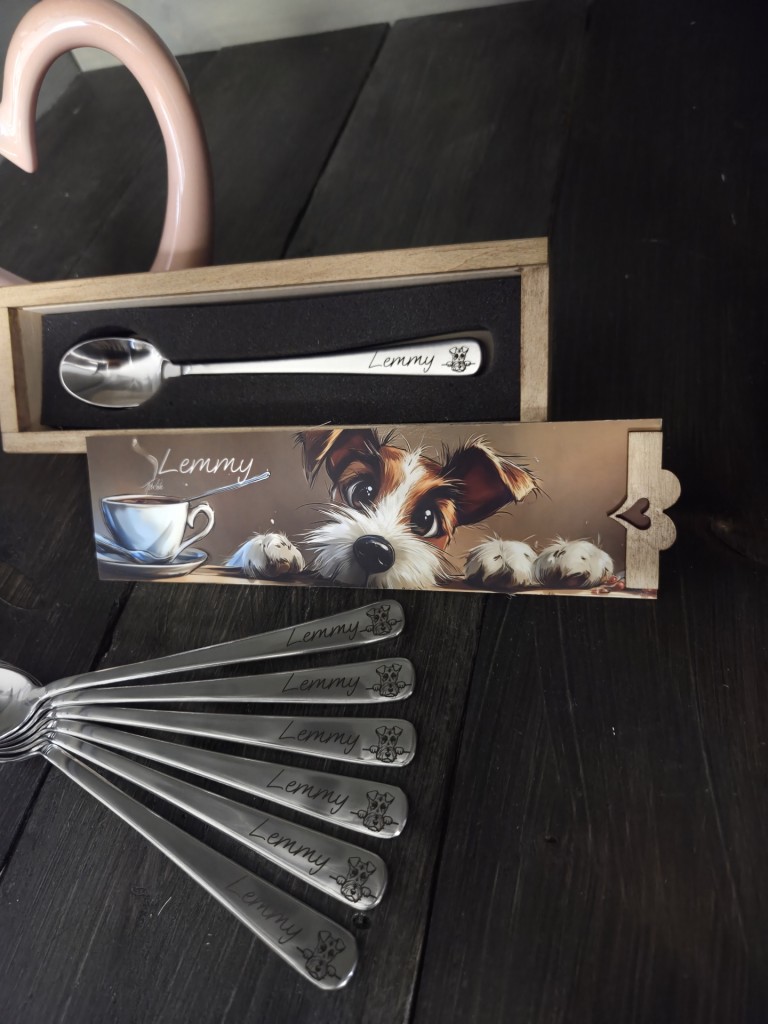 Foxterrier kutyus mintás gravírozott kiskanalak díszdobozban