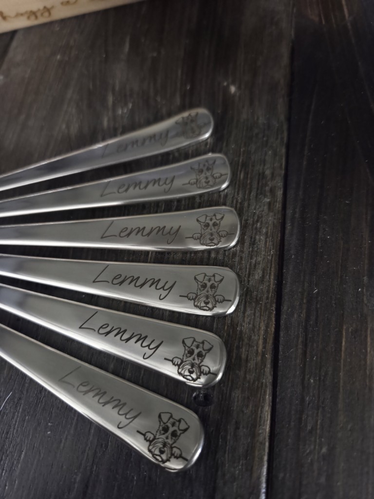 Foxterrier kutyus mintás gravírozott kiskanalak díszdobozban