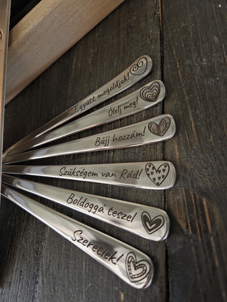 Páros kanál pozitív üzenetekkel gravírozott kanálkészlet díszdobozban 