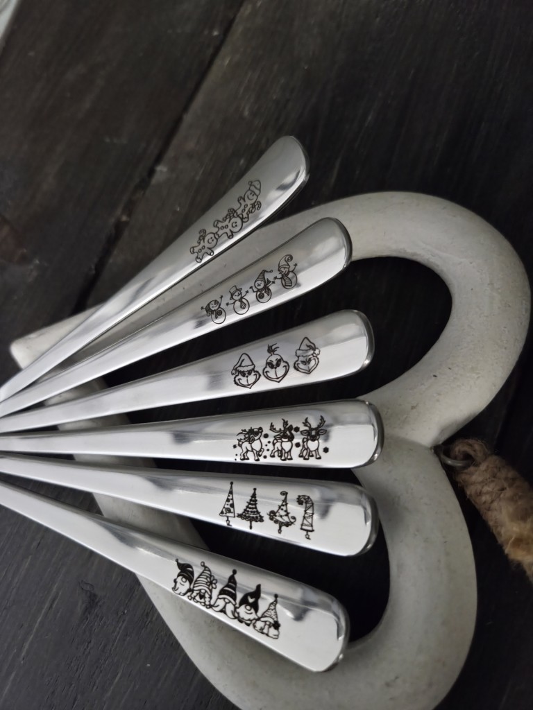 Karácsonyi kanál gravírozott mintás kiskanalak díszdobozban