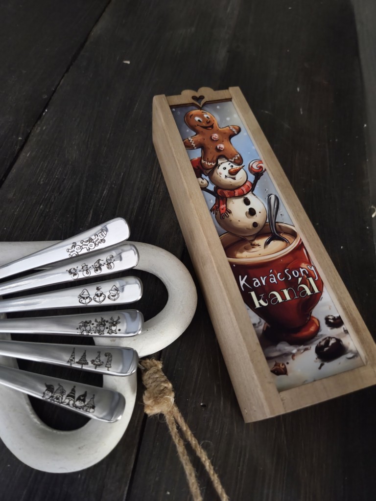 Karácsonyi kanál gravírozott mintás kiskanalak díszdobozban