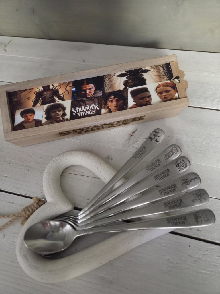 Egyedi sziluettekkel gravírozott kanálkészlet díszdobozban