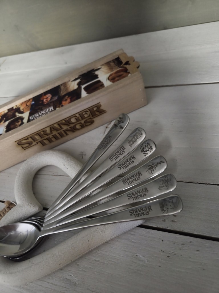 Egyedi sziluettekkel gravírozott kanálkészlet díszdobozban