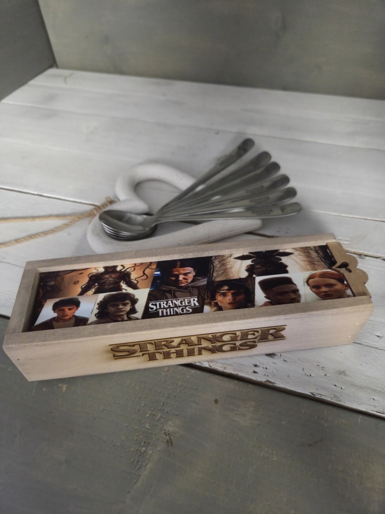 Egyedi sziluettekkel gravírozott kanálkészlet díszdobozban