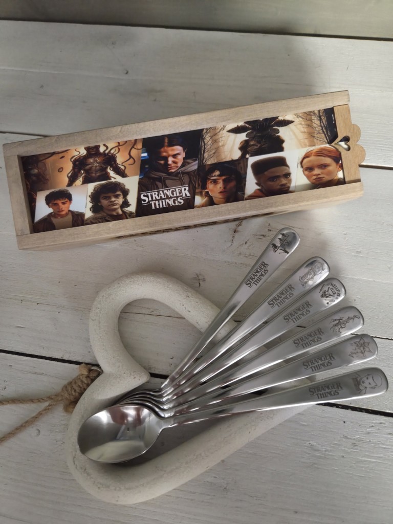 Egyedi sziluettekkel gravírozott kanálkészlet díszdobozban