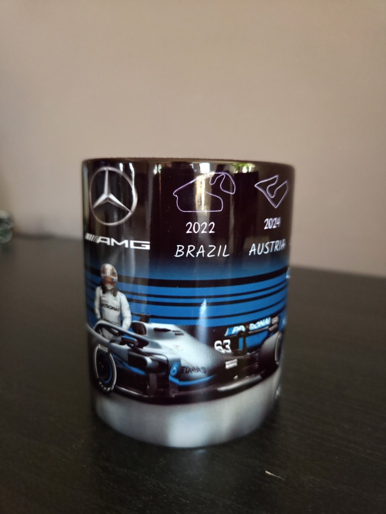 F1 George Russel bögre