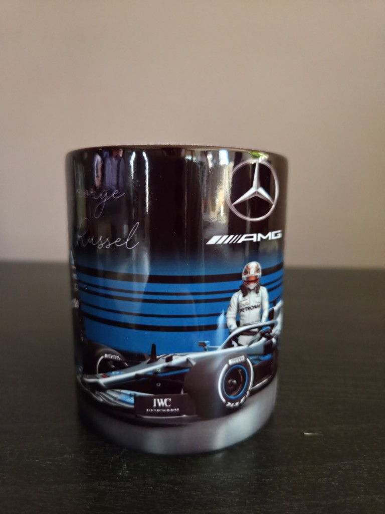 F1 George Russel bögre