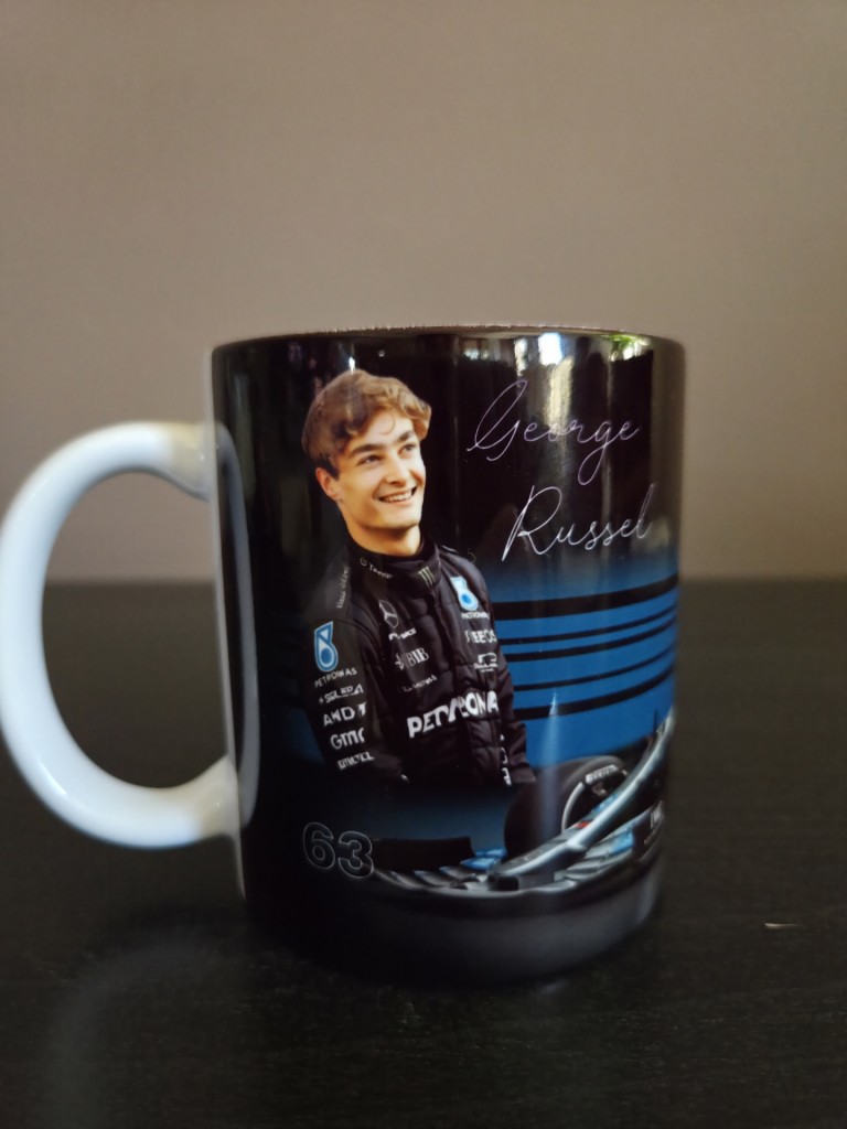 F1 George Russel bögre