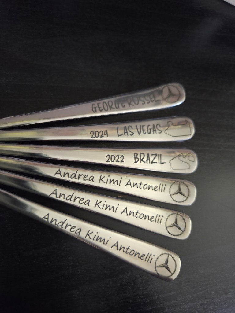 F1 George Russel és Kimi Antonelli Mercedes ajándékcsomag