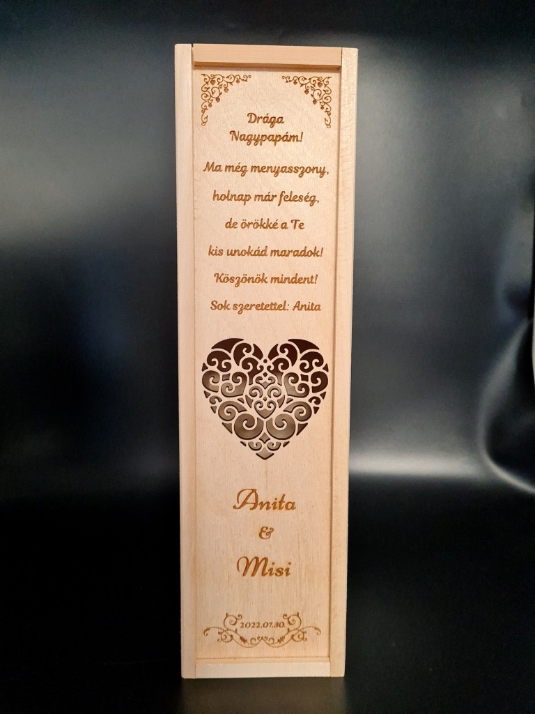 Szerető szív esküvői boros szülőköszöntő ajándékdoboz 
