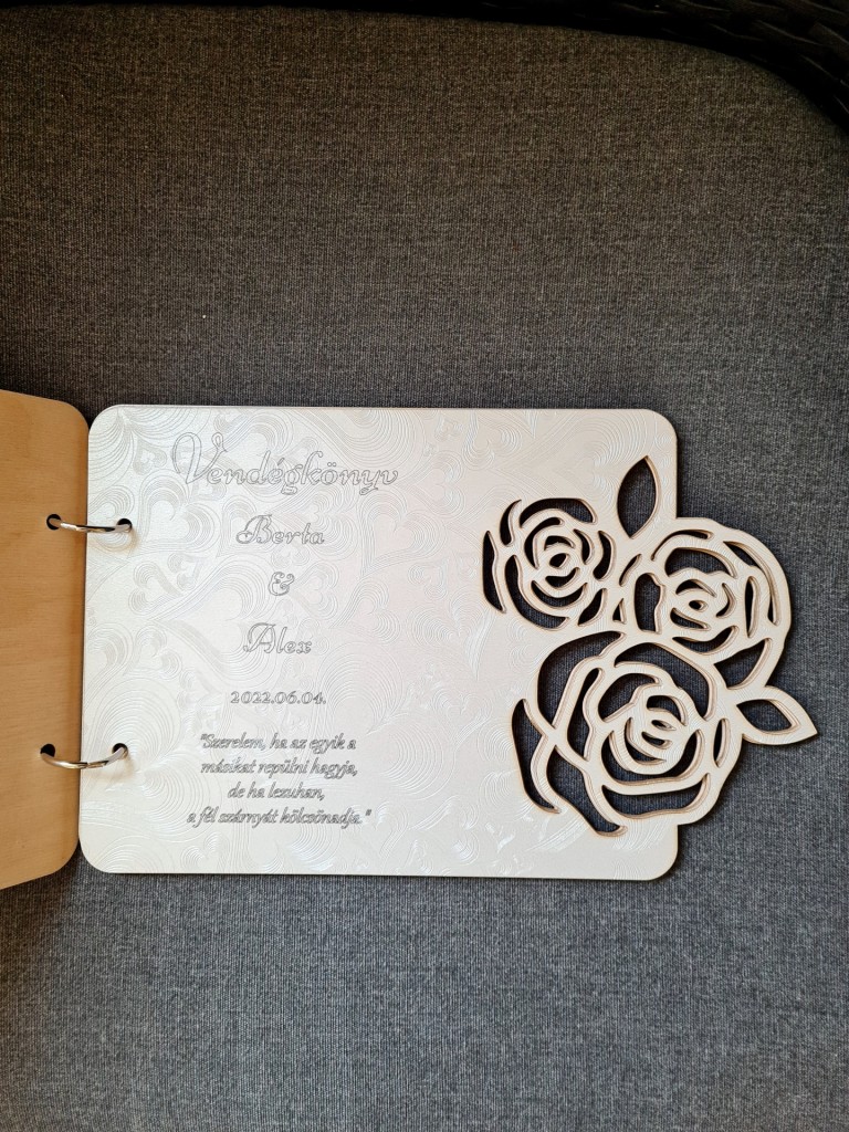 Szerelmesek a fa alatt esküvői vendégkönyv emlékkönyv