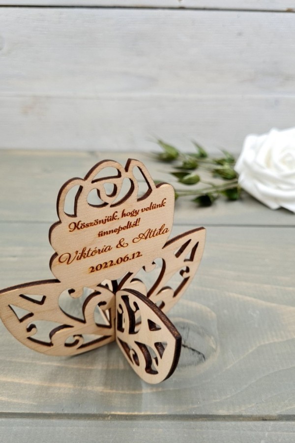 Rózsaszál ültetőkártya és vendégköszöntő ajándék esküvőre