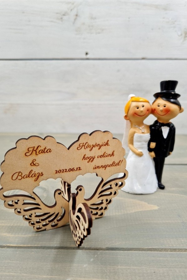 Galambok ültetőkártya és vendégköszöntő ajándék esküvőre