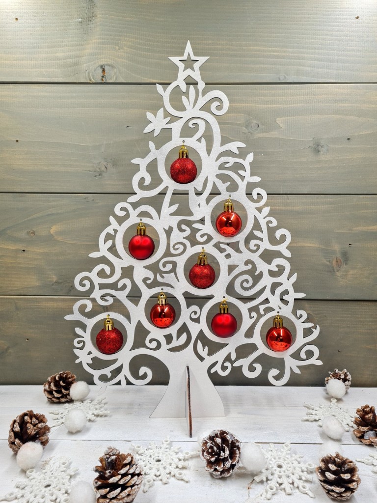 Csodás karácsonyfa gömb díszekkel 